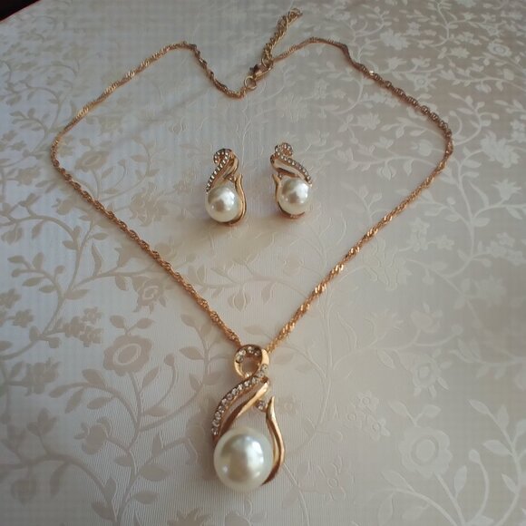 Elegant Classy Set of Earrings and Necklace, Made in Europe - Picture 2 of 3